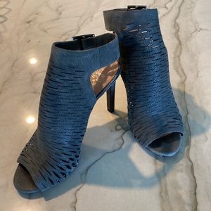 Women’s size “6” Vince Camuto gladiator/caged pump